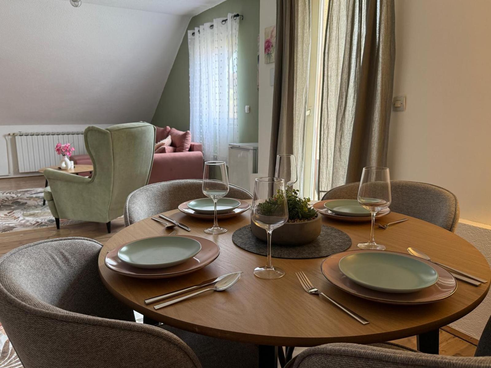 House Katja Hotel เยแซร์ตเซ ภายนอก รูปภาพ